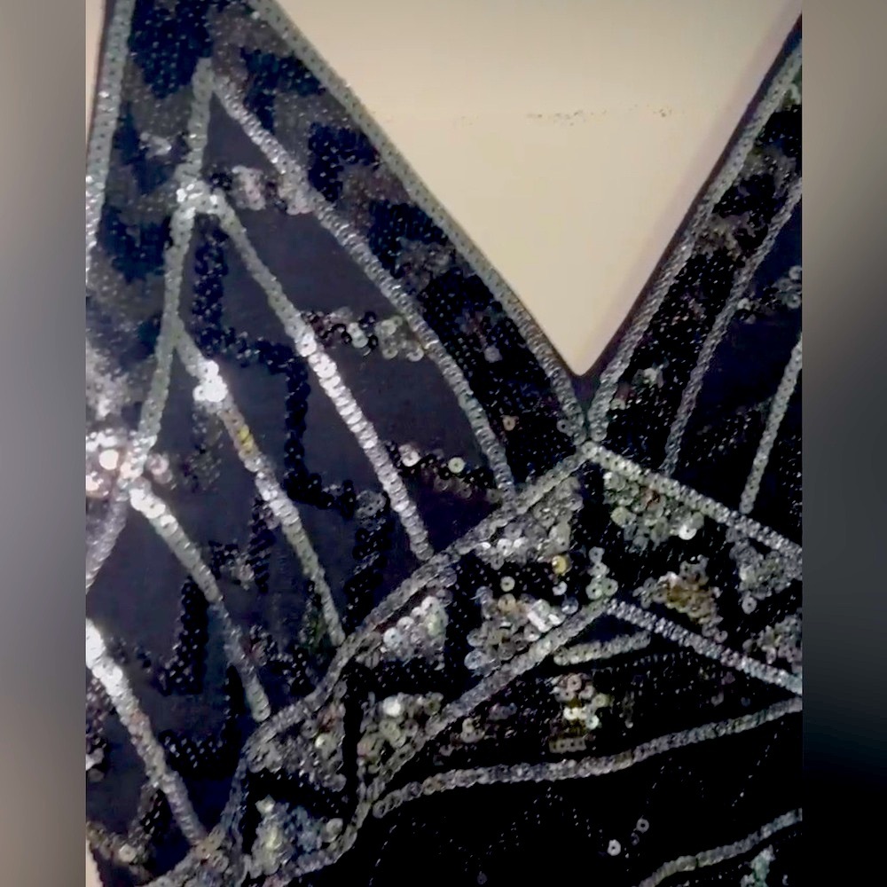 Formal dress. black and silver cocktail dress. sequence, small, fitted. v neck.